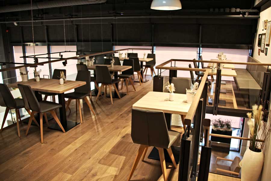 Hochwertige Materialien sorgen für eine gediegene Wohlfühl-Atmosphäre im neuen Haubis Café im Melker Löwenpark