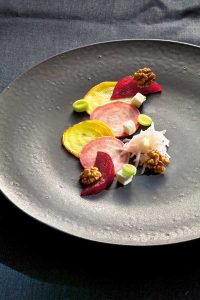 Foto: Michael Rathmayer Chioggia-Rübe Rezept mit Schafskäse Johann Pabst hat dieses Rezept für ein Duett von der Chioggia-Rübe mit Schafskäse und gerösteten Walnüssen kreiiert.