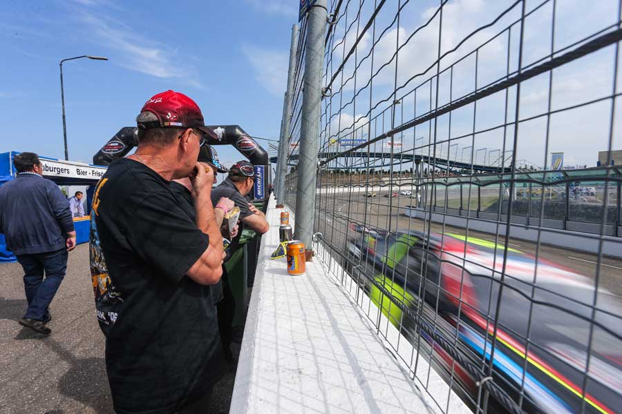 Pommes Mayo Curryketchup und Zwiebeln, Bier mit Pommes in Venray ein kulinarisches Highlight beim NASCAR