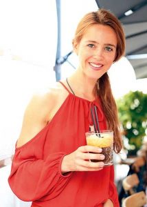 Daniela Vogt (Bild rechts) zeigte sich von Leo’s Espresso Martini begeistert