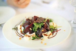 Kosmopolitischer Mix im Restaurant LE'O Salade Genovese mit roter Rübe, Ziegenkäse und Pinienkernen