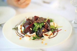 Bilder: PrimeRose PR Kosmopolitischer Mix im Restaurant LE'O Salade Genovese mit roter Rübe, Ziegenkäse und Pinienkernen