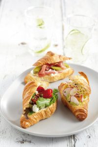 Französische Croissants Gastronomie Délifrance Croissants aus dem Hause Délifrance, als Sandwiches gefüllt