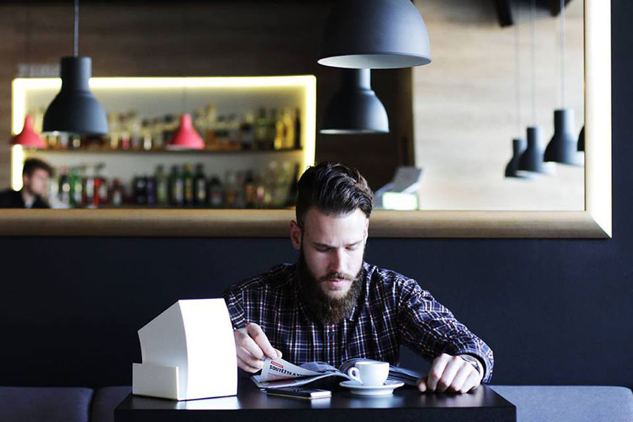 Foto: CharLi Charger Handy Ladestation im Lokal WEB CharLi. Ob im Café oder an der Bar – der CharLi Charger ist überall einsatzbereit und kann bis zu sechs Geräte gleichzeitig aufladen. Zudem ist er auch als Speisekarten- oder Serviettenhalter verwendbar.