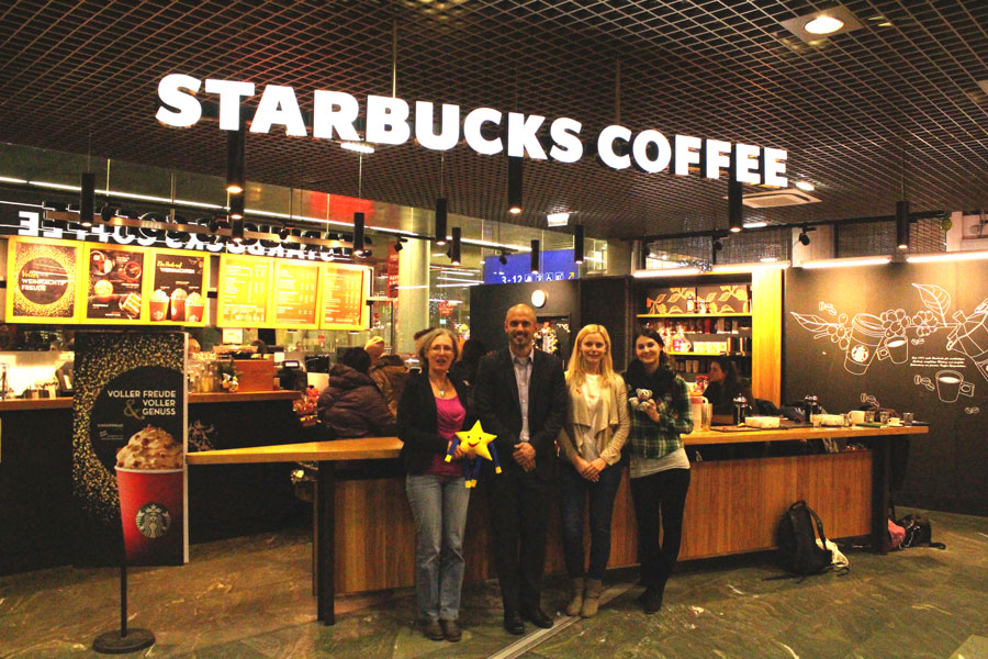 Foto: Starbucks Starbucks-Partner Weihnachtsspende Starbucks RedCupCheer Charity Vienna