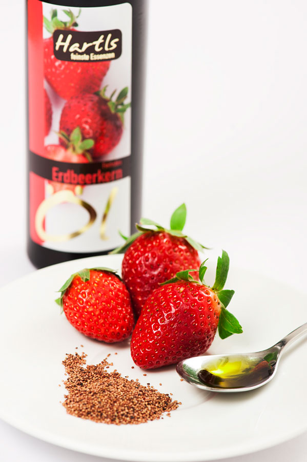 Naturbelassene Öle Delikatessöle Erdbeerkernoel mit Erdbeeren