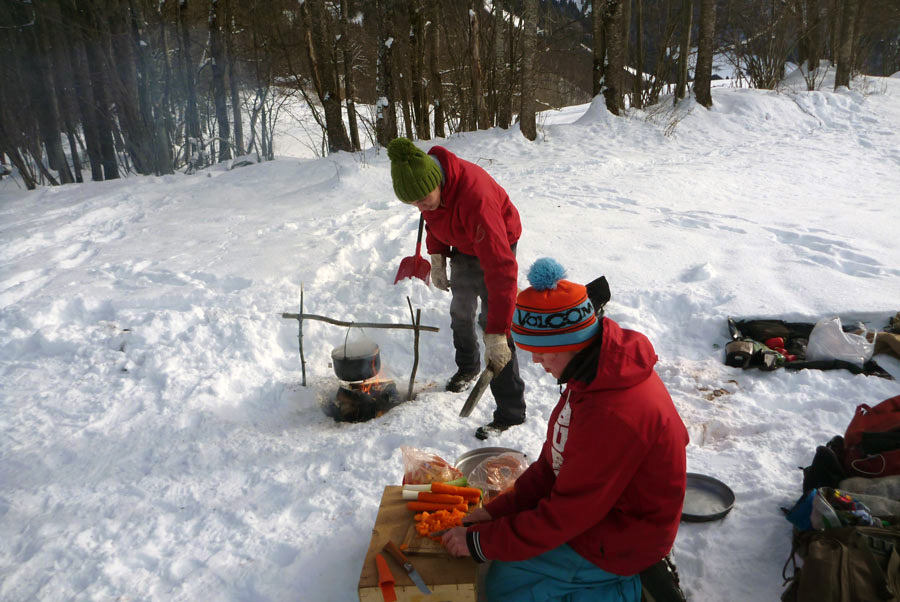 Foto: www.bewegend.vom Schneeschuhwandern in Vorarlberg Iglu bauen Zubereitung Abendessen