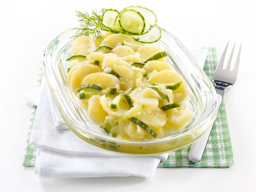 Kröswang bietet eine große Auswahl an raffinierten Feinkostsalaten, wie den Kartoffel-Gurken-Salat