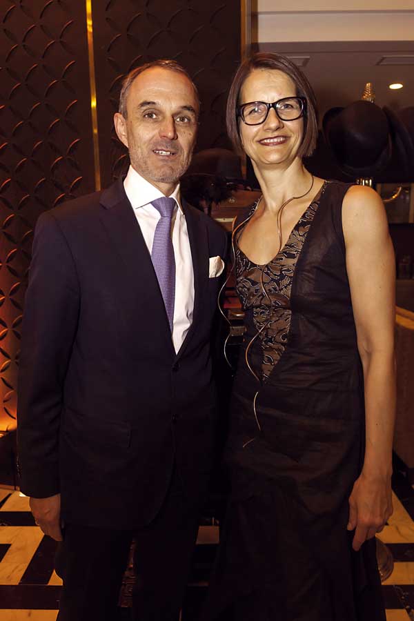 Extravaganz, Glamour-Partys, Perlen, Federboas in den Art-Déco-Räumen der Emile-Brasserie & Bar im Hilton Vienna Plaza