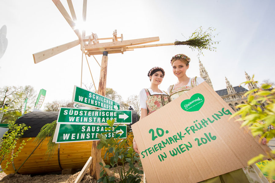Foto: Steiermark Tourismus/Jürgen Hammerschmid Vorbereitungen Steiermark-Frühling Dirndln mit 20 er Tafel