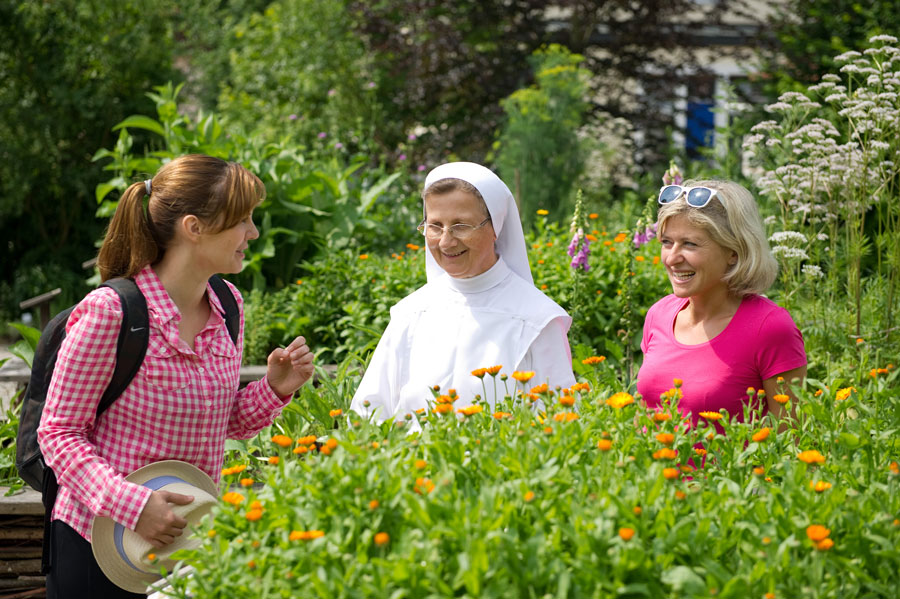 Gärten im Klösterreich besuchen Marienschwestern Kraeutergarten Bad Muehllacken