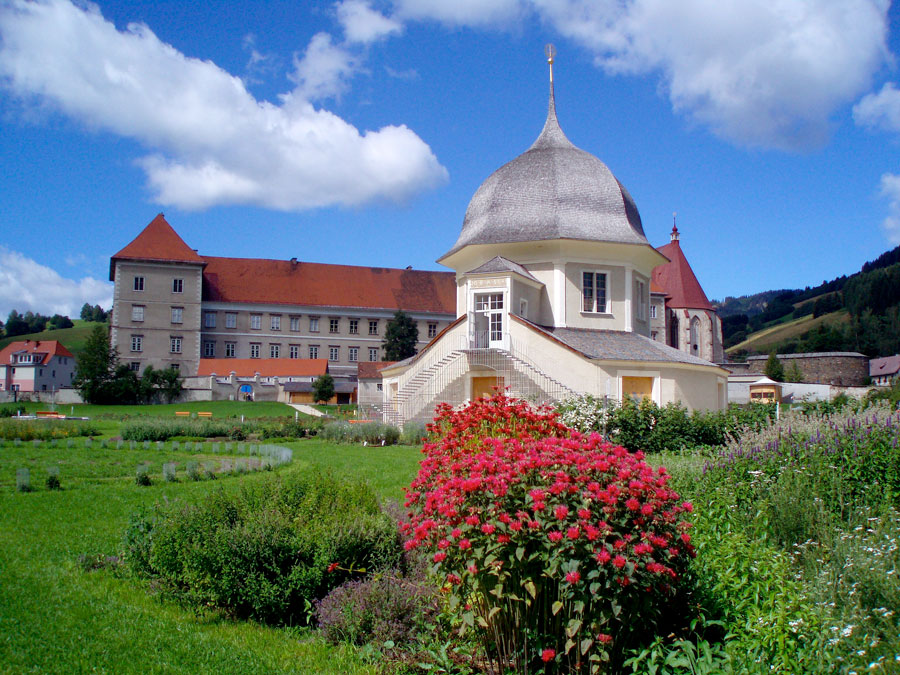 Foto: Klösterreich/Stift St. Lambrecht WEB_Stift_StLambrecht_Kloster_Gartenpavillon_GartenFC_Kloesterreich_Stift_StLambrecht