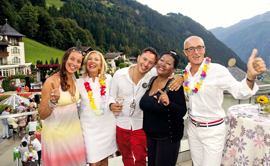 Bild: Stock Resort Flower Power im Stock Resort im Zillertal CHRISTINA, BARBARA, DANIEL UND JOSEF STOCK (V.L.N.R.) MIT LIZ MITCHELL, THE VOICE OF BONEY M.