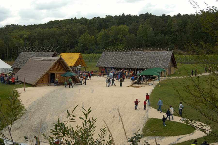 Foto: Heldenberg Top-Ausflugziele Niederösterreich im Herbst Steinzeitdorf