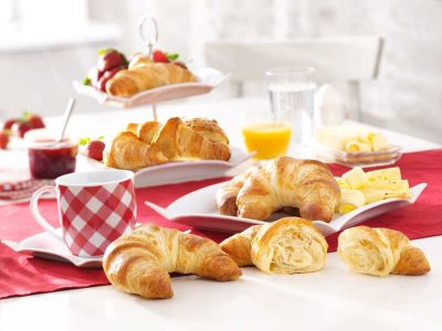 Foto: EDNA Croissants sind das klassische Gebäck zum Frühstück oder für die Kaffeepause: Ob natur, süß oder herzhaft gefüllt – Croissants von EDNA sind stets ein Hochgenuss.