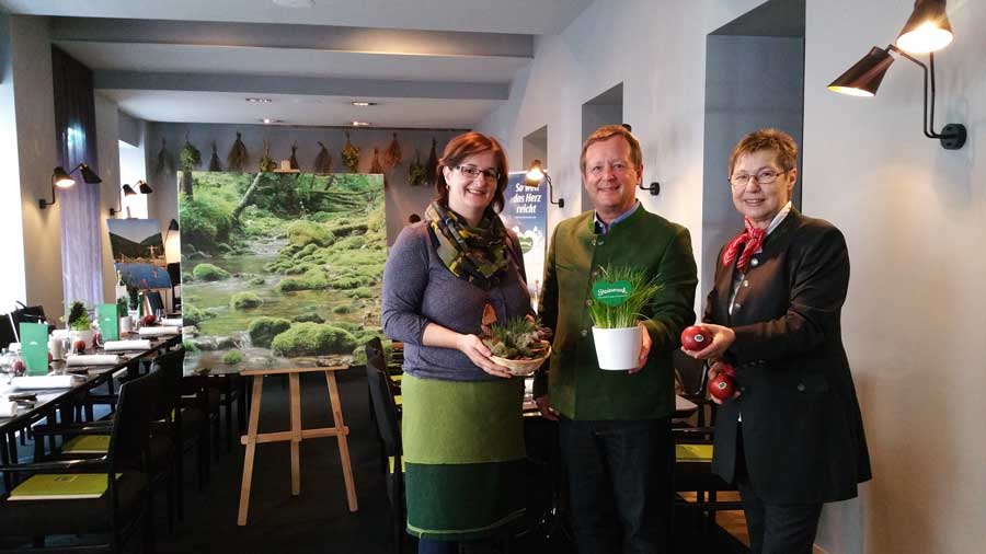 Foto: Steiermark Tourismus Erholung in der Natur erleben Steiermark Grünkraft Die Steiermark als Destination für ganzheitliche Gesundheit: Claudia Gruber (Naturvermittlerin Naturpark Grebenzen), Erich Neuhold (GF Steiermark Tourismus) und Gerti Krobath (Leiterin der TSM-Gesundheitsoase Heiltherme Bad Waltersdorf)