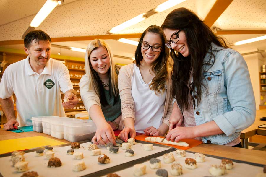 Foto: Haubis Paneologie Kurse Brotkunde für Gastronomie-Profis Haubis: Die Schulungen bei Haubis vermitteln theoretisches Basiswissen ebenso wie spannende Anwendungsgebiete der Brotkunde, beispielsweise das Veredeln von Teiglingen.