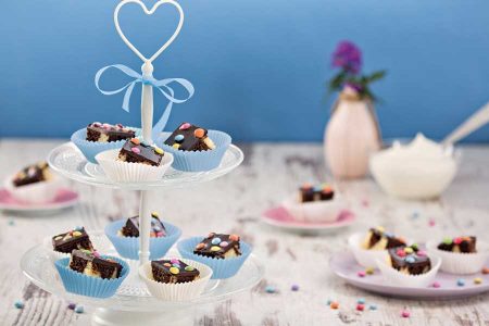 Foto: Froneri Smarties-Kuchen für die Gastronomie Ein Blickfang auf jedem Buffet und ab sofort für die Gastronomie erhältlich: der neue Smarties-Kuchen aus saftigem Marmorteig, verziert mit vielen bunten Schokolinsen.