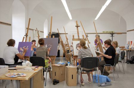 Foto: Akademie Geras Kreative Selbstverwirklichung im Urlaub Fünf Ateliers und ein Kraftplatz stehen Kreativ-Urlaubern im Stift Geras im Waldviertel offen.