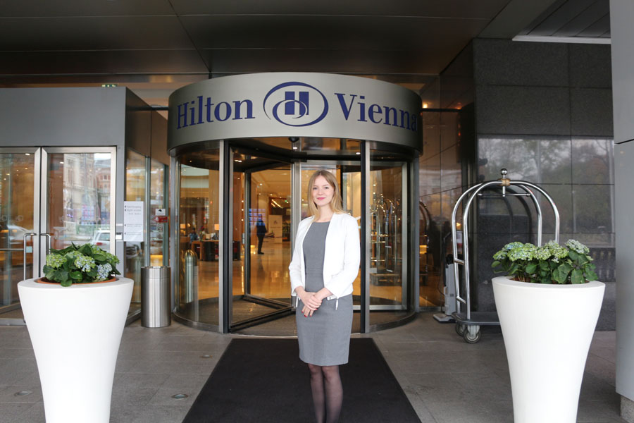 Foto: Hilton Vienna Karrieresprung für Gewinnerin des Young Hotelier Awards Marisa Rossmann, Vorjahresgewinnerin des Young Hotelier Awards in der Kategorie „Diversey Contest“, freut sich über ihren erweiterten Tätigkeitsbereich.