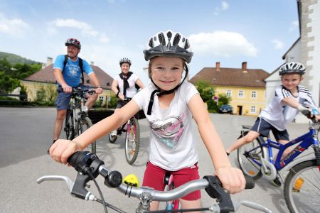 Frühlingsfest für Radler und Bahnfreunde Traisental Das „Frühlingsfest für Rad und Bahn“ am 30. April bietet sportliches Vergnügen entlang des 111 Kilometer langen Traisental-Radweges für die ganze Familie.