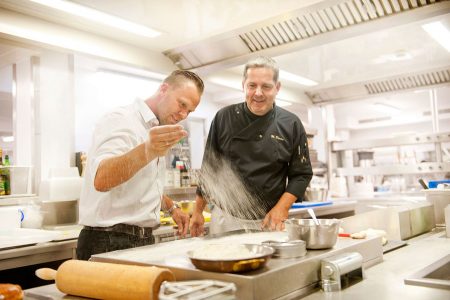 Kreatives teigiges Backen Haubis Kothmühle Haubis-Kundenmanager Robert Plank und „Kothmühle“-Küchenchef Wolfgang Draxler liefern einander kulinarische Inspirationen in der Küche.