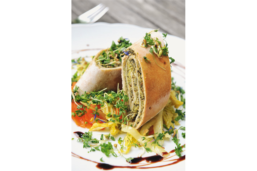 Foto: Hubert Krenn Verlag/Andrea Knura Rezept für Dinkel-Spinatstrudel Vegetarische Küche