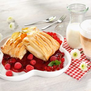 Sommerliche Desserts Biskuitwürfel fruchtige Kuchen