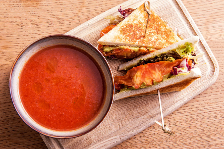 Mittagspause mit Suppe und Sandwich Tian Bistro