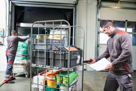 Fisch, Fleisch, Obst und Gemüse werden an den Standorten per Lkw angeliefert und auf Qualität, Frische, Ablaufdatum und Optik kontrolliert.