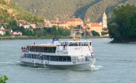 „Weinzeit.am.Fluss“: Noch bis 29. Oktober lädt die MS Austria der Brandner Schiffahrt täglich zu einer Schifffahrt durch das Weltkulturerbe Wachau ein.