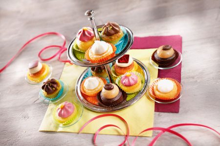 Die süßen Mini Cup Cakes in fünf Sorten sind, auf einer Etagere angerichtet, die optische Krönung.