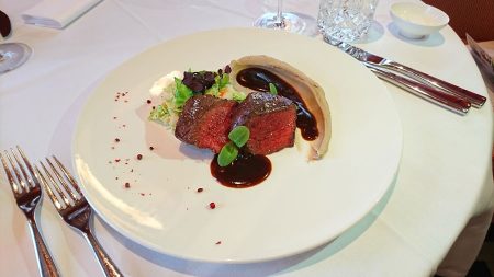 Foto: Casinos Austria/Casino Wien Rezept für gebratenen Hirschrücken mit Maronenpüree