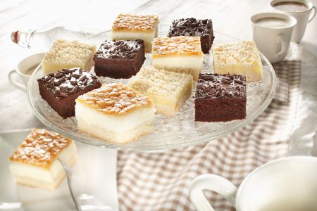 Süß und praktisch ist die Blechkuchen-Mischbox: drei feine Sorten, in 24 Portionen geteilt.