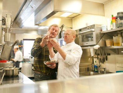 Experten beim Fachsimpeln: „Riederalm“ Küchenchef Kurt Zehentmayr mit Haubis-Kundenmanager Christian Schneider
