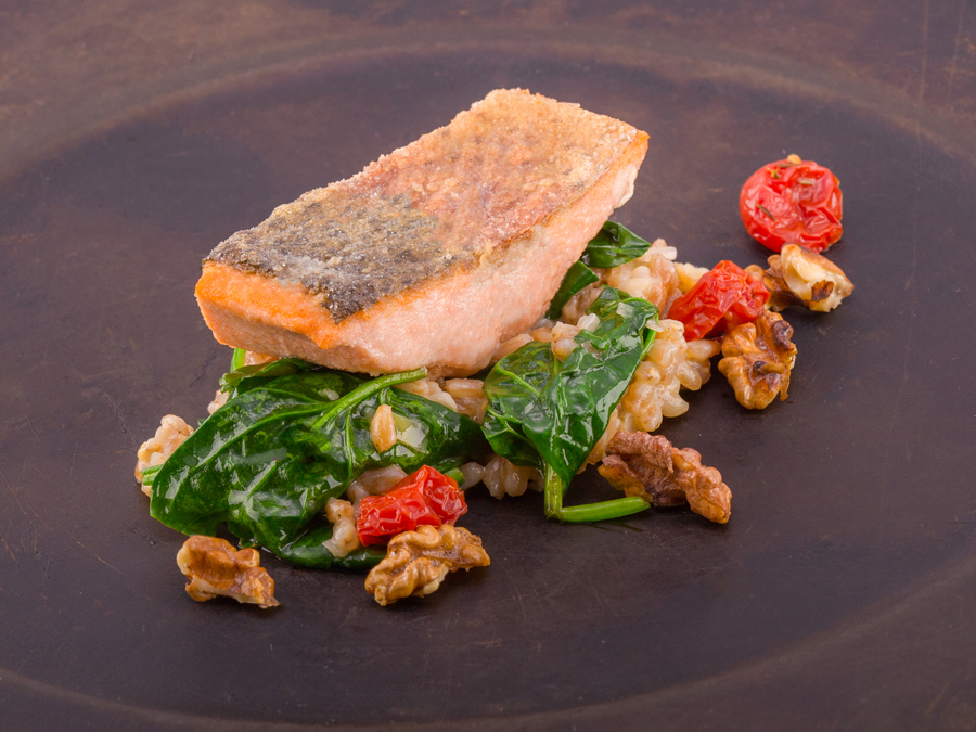 Foto: Gastwirtschaft und Hotel Holzinger/Martin Schotte Rezept gebratene Lachsforelle Dinkelrisotto Blattspinat