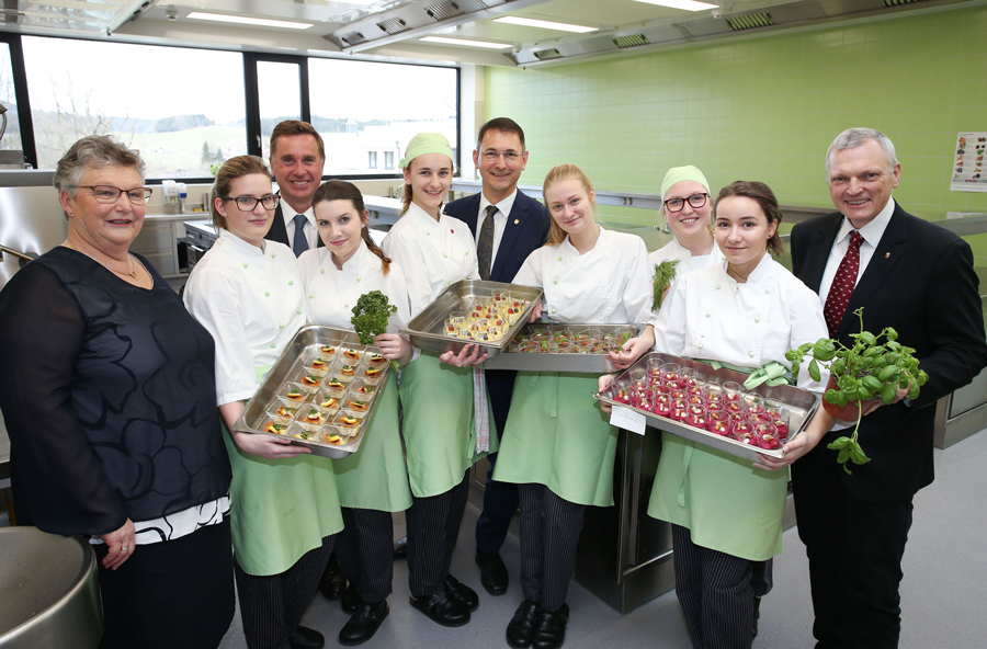 Foto: LMZ/Neumayr/SB Neue Schulküche für junge Gastro-Profis Neumarkt
