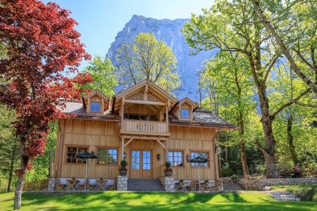 Foto: Seewiese Altaussee/Martin Huber Die Seewiese Altaussee am Fuß der Trisselwand lädt ab sofort zum Verweilen und Genießen ein.