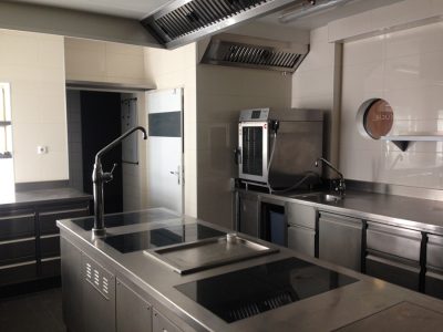 Die Küche bietet eine komplette Ausstattung in hochwertiger Ausführung. Gastro-Lokal in Wien-Döbling zu mieten