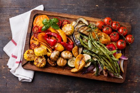 Grillfleisch und Fisch kaufen: Gemüse vom Grill schmeckt besonders intensiv und aromatisch und ist ein Blickfang auf jedem Teller.