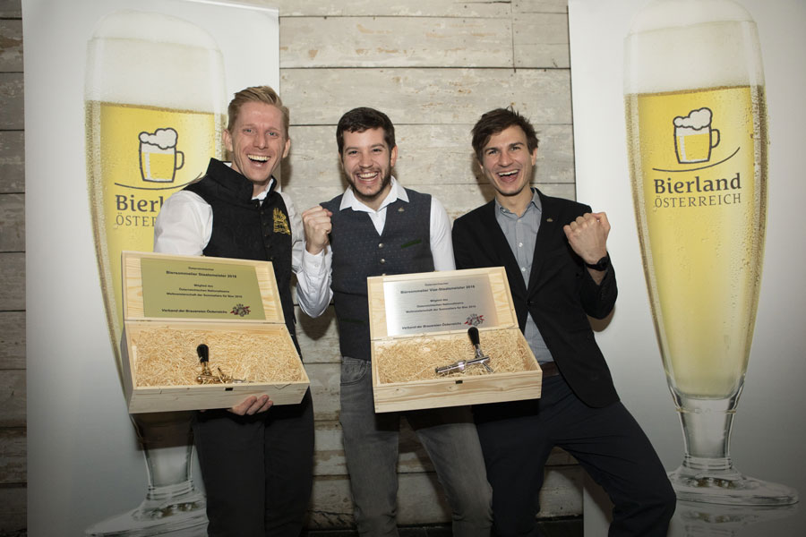 Bierland Österreich/Ben Leitner Biersommelier-Staatsmeister : Die Preisträger Michael Kolarik-Leingartner, Felix Schiffner und Julian Selinger durften sich über einen goldenen und zwei silberne Zapfhähne freuen.