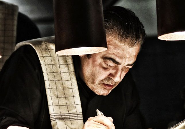 Markus Oberländer Amador beim Anrichten am Bass „Essen ist mehr als die bloße Aneinanderreihung von hübsch anzusehenden Gerichten. Es ist Emotion. Und die braucht keinen Filter“, ist Juan Amador überzeugt.