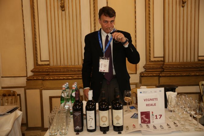 Edle Tropfen aus Süditalien: Eine Bereicherung für jede Weinkarte - Getränke - WEB Wein 19