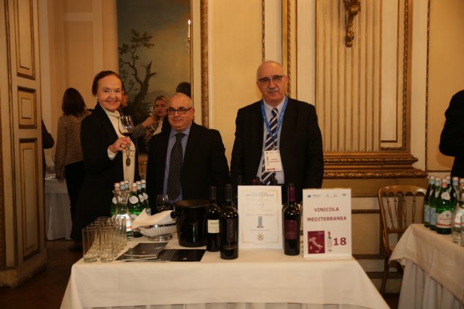 Edle Tropfen aus Süditalien: Eine Bereicherung für jede Weinkarte - Getränke - WEB Wein 23