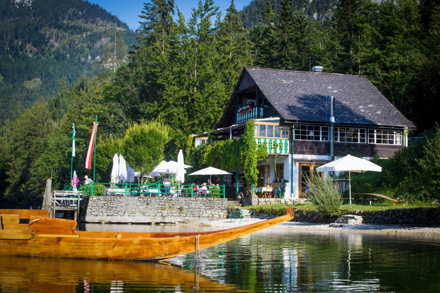 In idyllischer Lage, direkt am Ufer des Altausseer Sees, erwartet die Gastronomenfamilie Beuchel im Strandcafé ihre Gäste.