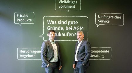 Die beiden Geschäftsführer Michael Kager-Foltin (li.) und Peter Buchner präsentieren stolz den renovierten AGM in Spittal/Drau.