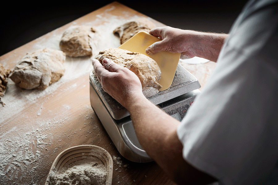 In der Haubis-Backstube werden fast ausschließlich heimische Rohstoffe von höchster Qualität verarbeitet. Einen großen Anteil an der Produktion immer noch die Arbeit von Hand ein.