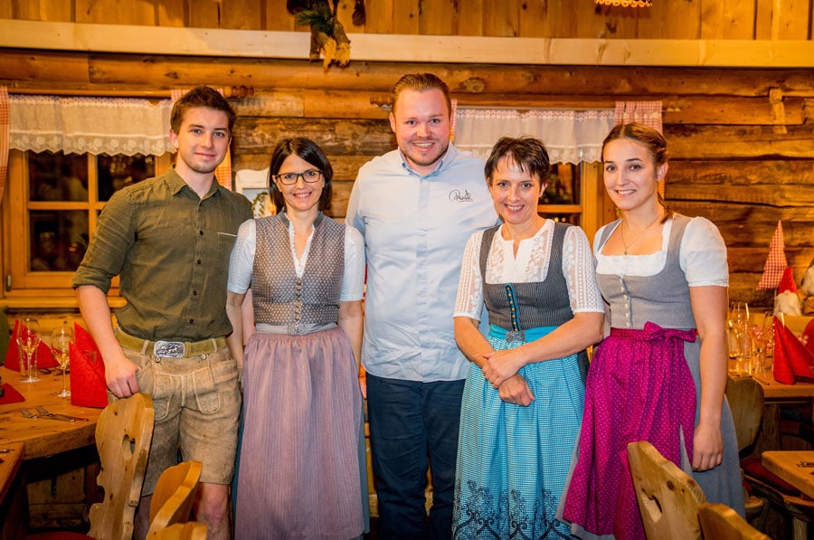 Copyright; Christine Höflehner Haubenkoch Richard Rauch (Mitte) mit dem Team der Schladminger Waldhäuslalm.