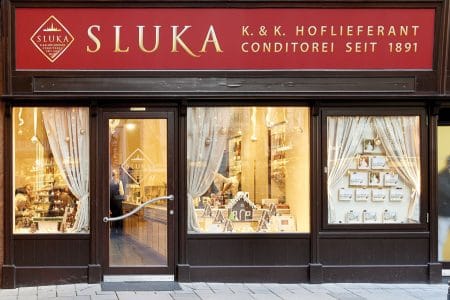 Das liebevoll gestaltete Schaufenster der Conditorei Sluka auf der Kärntner Straße im ersten Bezirk stimmt mit den verzierten Lebkuchenhäusern auf die Weihnachtszeit ein