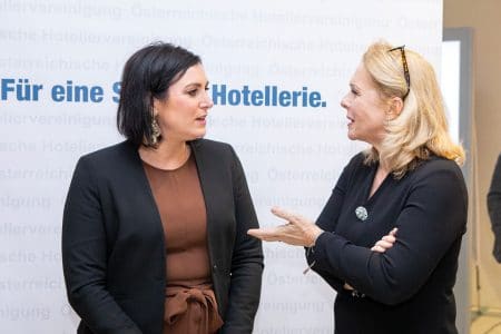 Alles ist Bühne BM Elisabeth Köstinger und ÖHV-Präsidentin Michaela Reitterer freuen sich über den hohen Stellenwert, den der Tourismus im neuen Regierungsprogramm hat